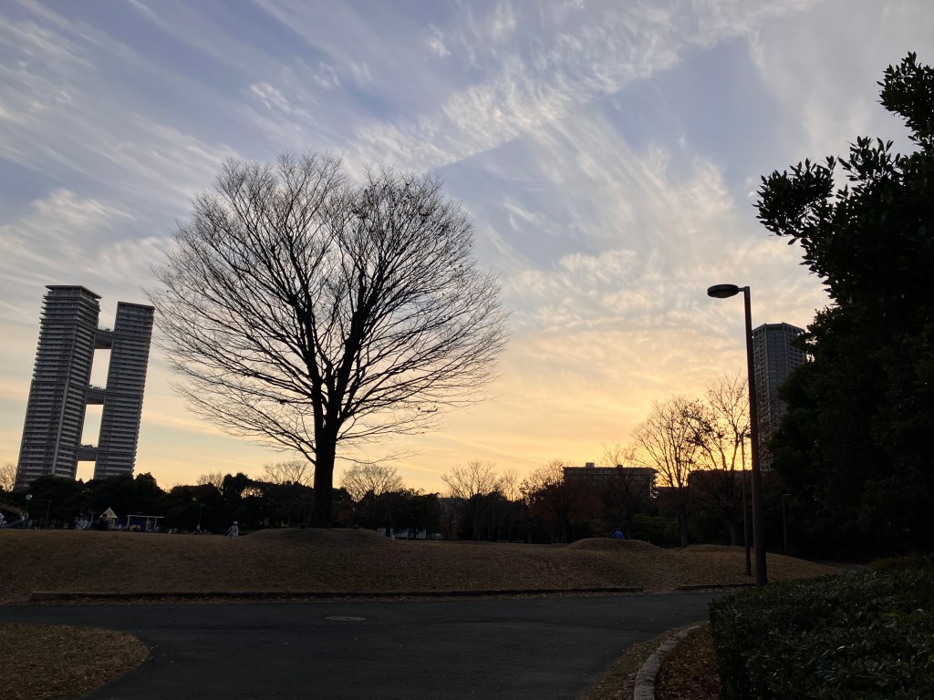 夕暮れの公園に、やさしい気持ちが集まる時間