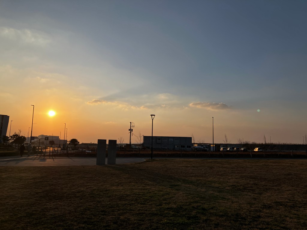 夕日が沈む街並み